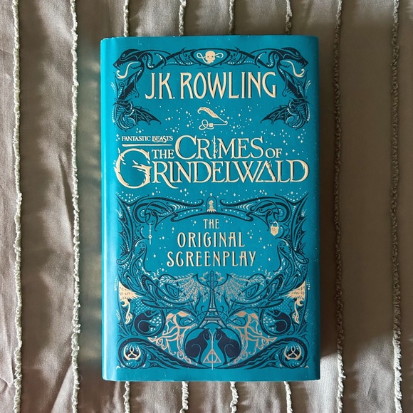 Fantastic Beasts: The Crimes of Grindelwald Hardcover Original Screenplay - Picture 1 of 4